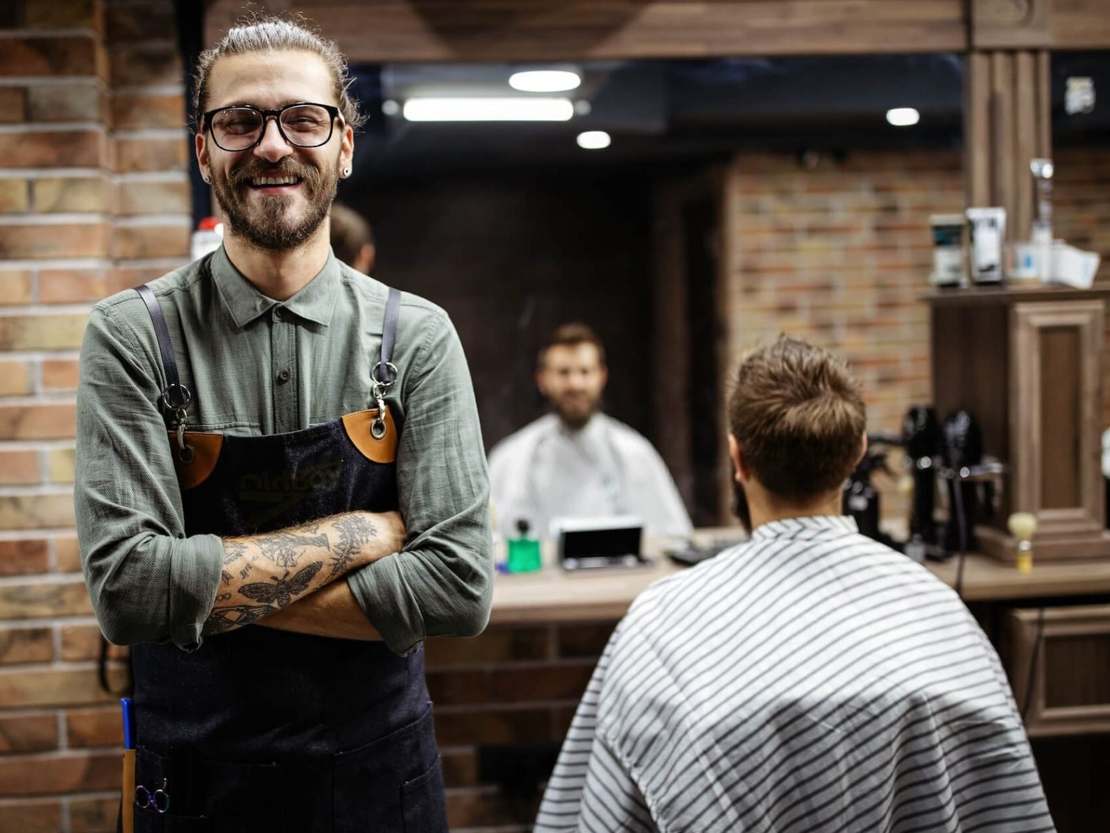 portrait-of-happy-young-barber-with-client-at-barb-2021-08-29-09-42-50-utc-1-e1664256258141.jpg portrait-of-happy-young-barber-with-client-at-barb-2021-08-29-09-42-50-utc-1-e1664256258141.jpg